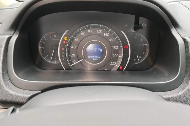 Used Honda CR-V 2015 2.4L two-wheel drive luxury version Odometer Close Up