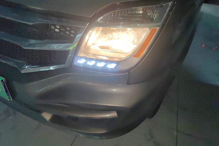 Used SAIC MAXUS Xintu V80 2015 2.5T Manual Zunjie Edition Short Wheelbase Low Roof
