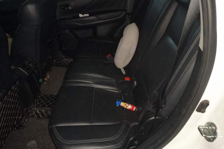 Used Mitsubishi Outlander 2019 2.4L 4x4 Zhi Xiang Edition 7 Seats China VI Standard Left Rear Seat