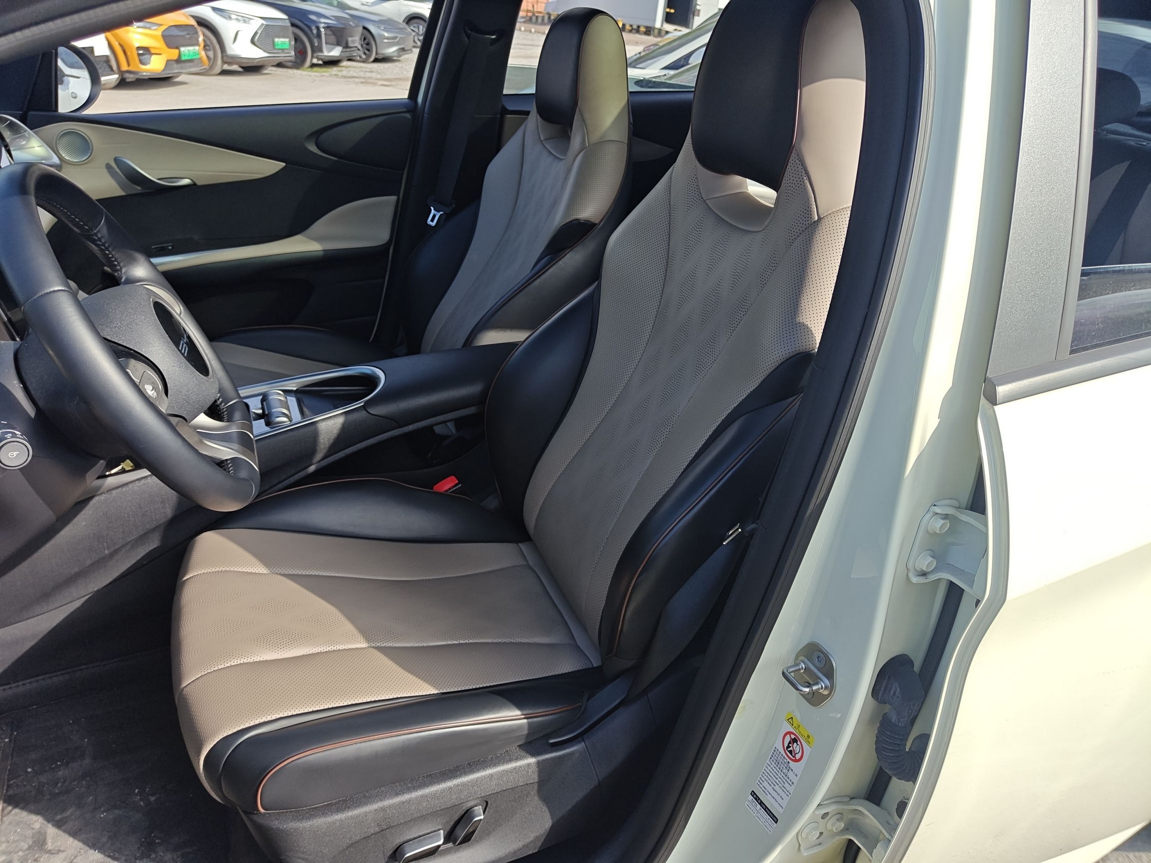 المقاعد الأمامية داخل السيارة