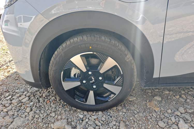 Used Wuling Bingo PLUS 2024 330 km Range Five-Seater Version Left Front Wheel Hub