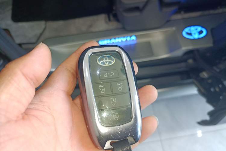 Used Toyota Granvia 2023 2.5L Hybrid Prestige PLUS Edition Interior 1