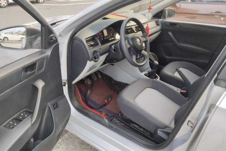 Used Skoda Rapid 2013 1.4L Manual Enjoyment Model

