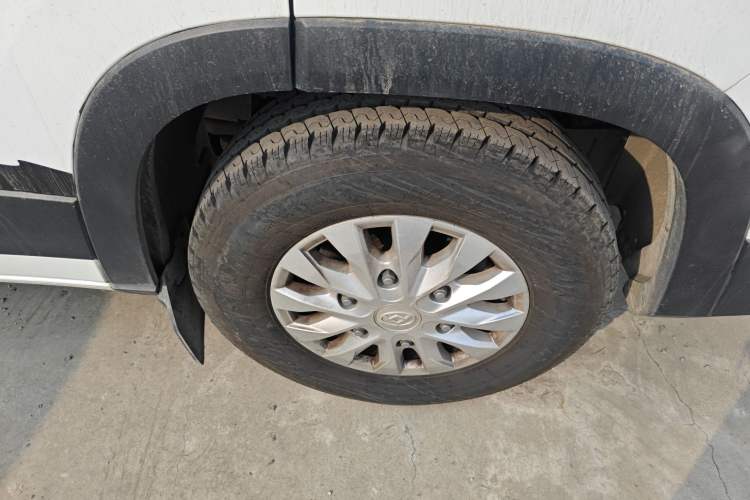 Used SAIC MAXUS Xintu V90 2020 2.0T AMT Yunjie Edition Front-Wheel Drive Rear Single Tire Short Wheelbase Mid-Height 6-Seater Right Front Wheel Hub