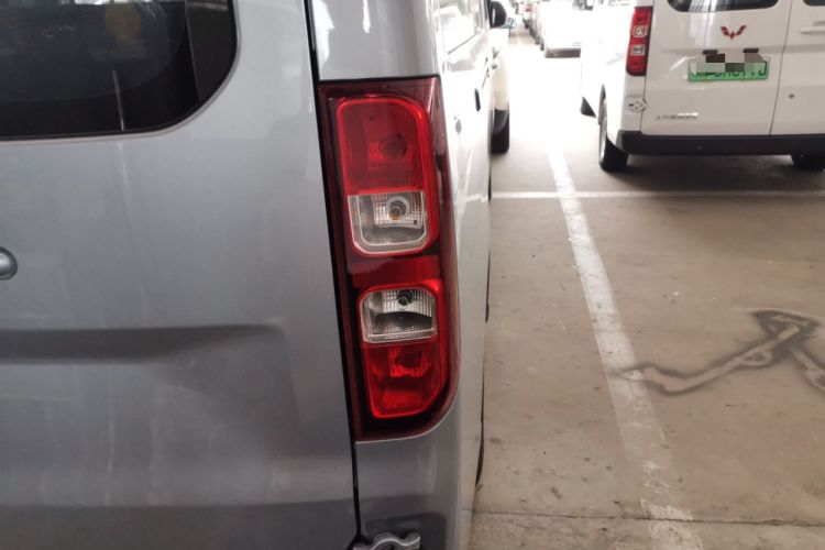 Used Wuling Yangguang 2024 300KM Comfort Version Passenger Van 75kW
