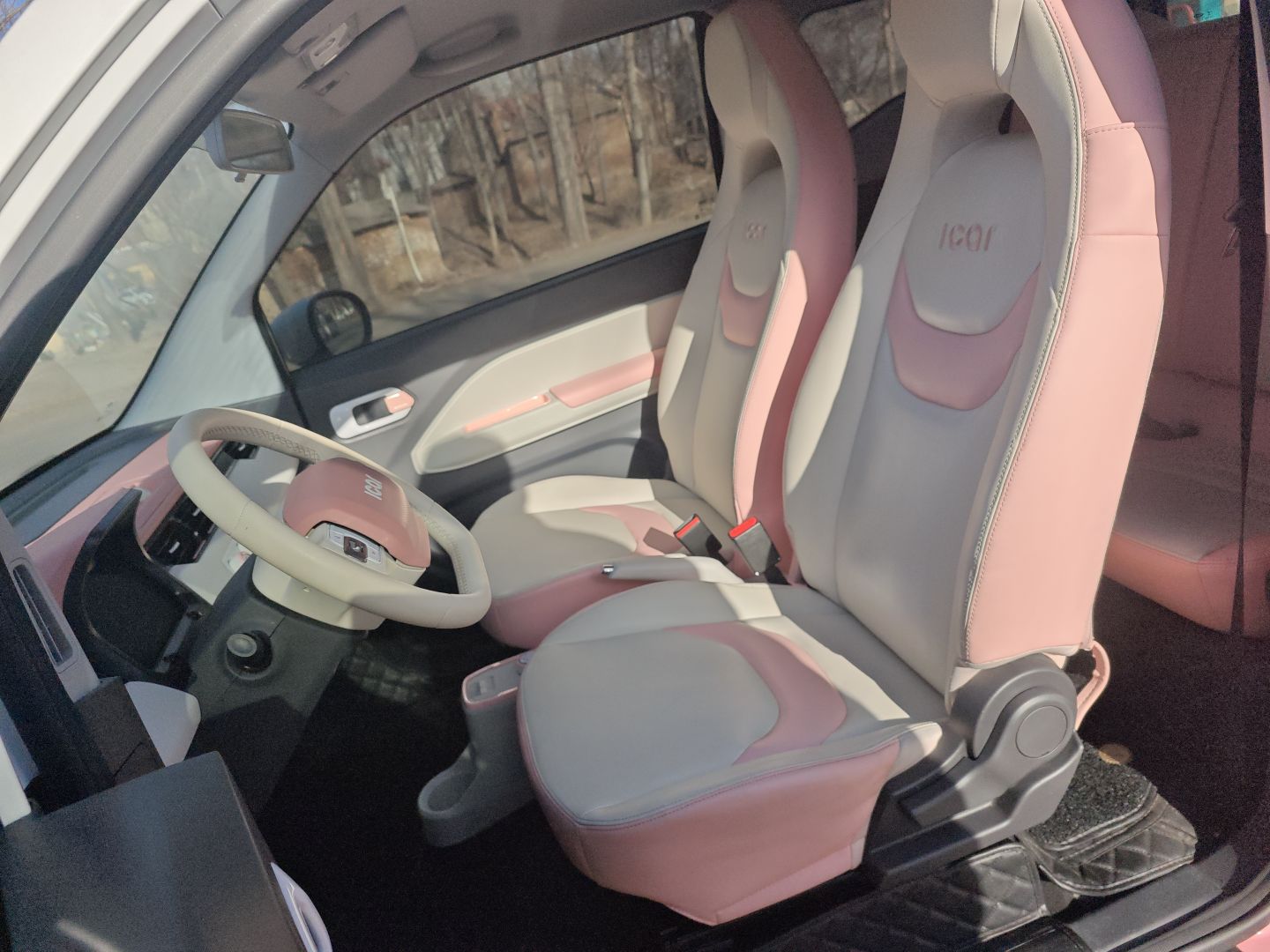 المقاعد الأمامية داخل السيارة