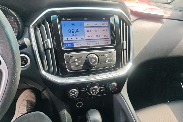 Used JMC Yusheng S350 2016 2.0T Automatic Two-Wheel Drive Gasoline Luxury Edition 5 Seats Audio And AC Panel