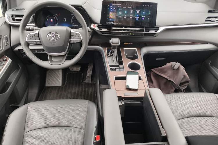 Used Toyota Granvia 2024 2.5L Hybrid Prestige PLUS Four-Wheel Drive Version Center Console