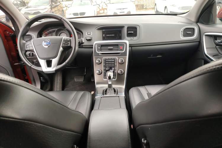 Used Volvo V60 2014 T5 Zhiyi Edition
