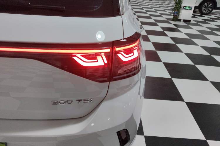 Used Volkswagen T-ROC 2025 300TSI DSG Two-Wheel Drive Chen Guang Edition
