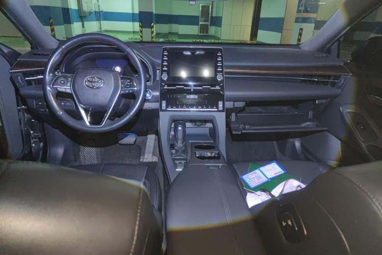 Used Toyota Avalon 2019 2.0L Luxury Edition China VI Standard Center Console