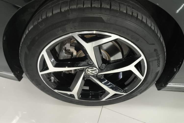 Used Volkswagen Magotan 2023 2 Million Units Commemorative Edition 330TSI DSG Luxury Version Left Front Wheel Hub