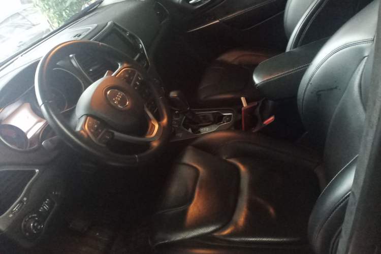 Used Jeep Cherokee 2019 2.0T All-Wheel Drive Versatile Edition China V Left Front Seat