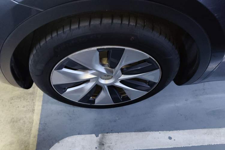 Used Tesla Model Y 2021 Long-Range All-Wheel-Drive Version Left Front Wheel Hub