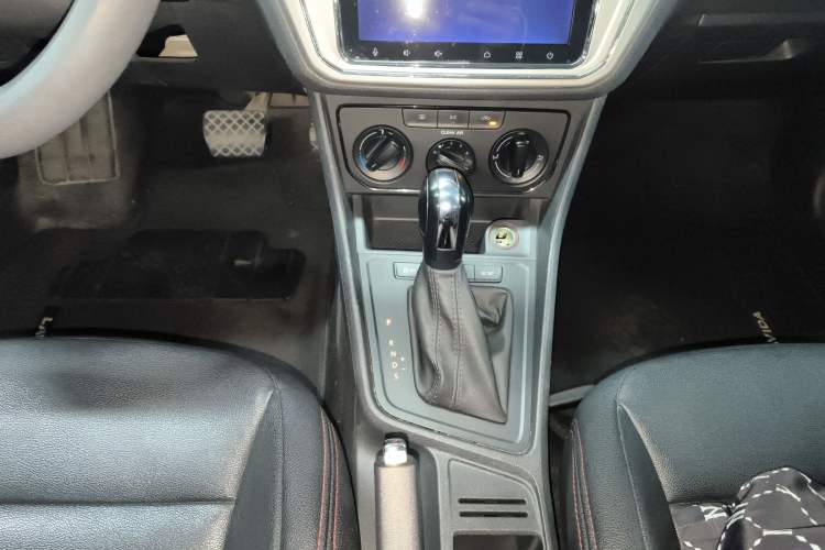 Used Volkswagen Gran Lavida 2015 1.6L Automatic Fashion Edition Gear Lever