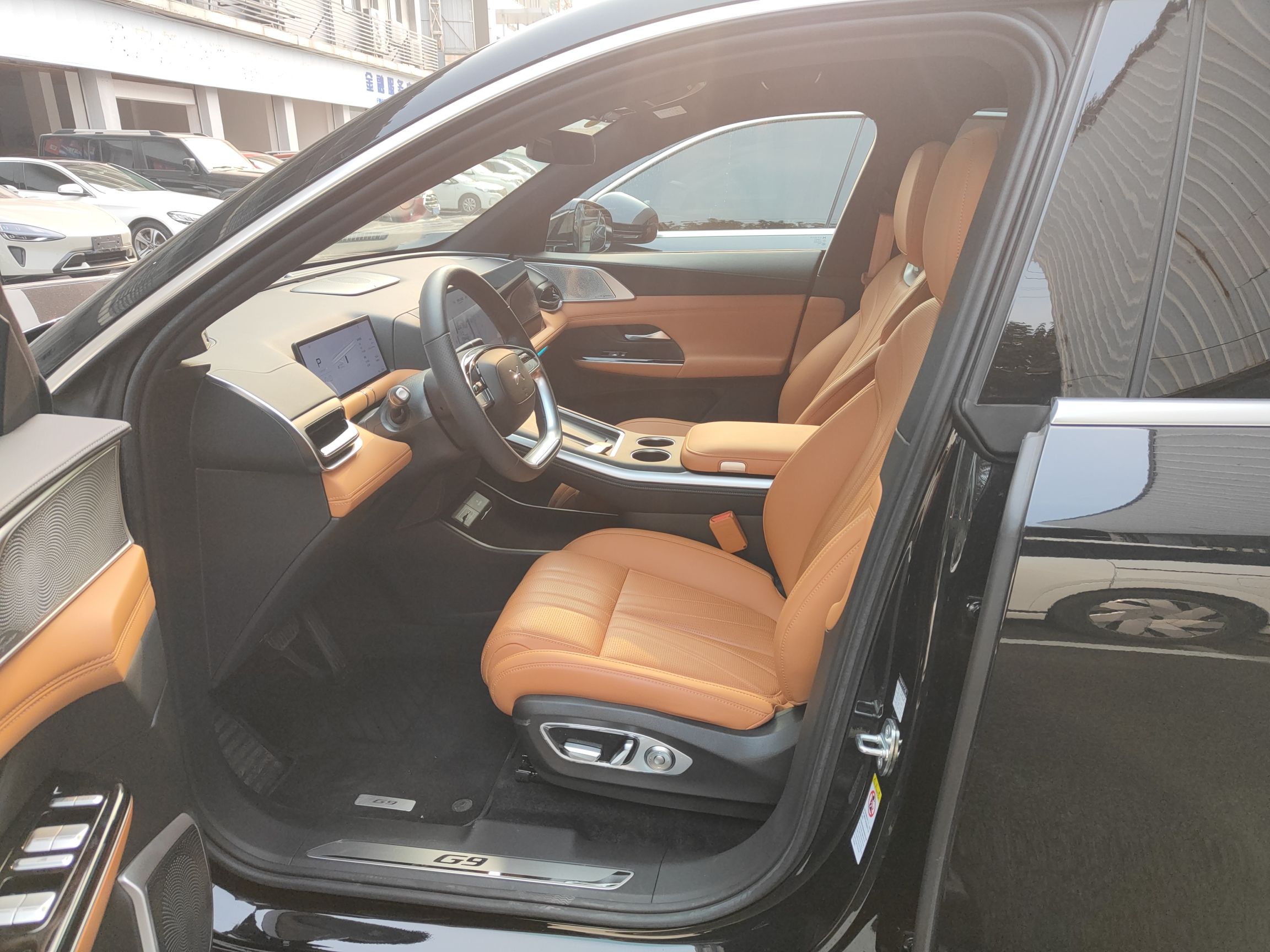 المقاعد الأمامية داخل السيارة