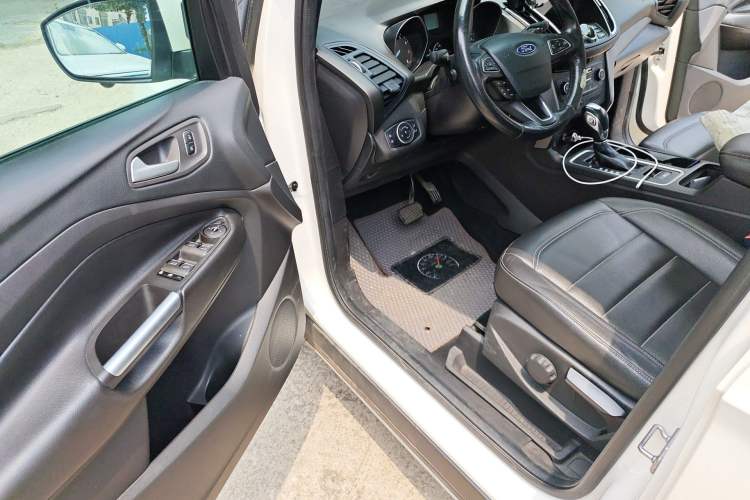 Used Ford Kuga 2018 Facelifted EcoBoost 180 Two-Wheel-Drive Platinum Wing Edition Interior 3