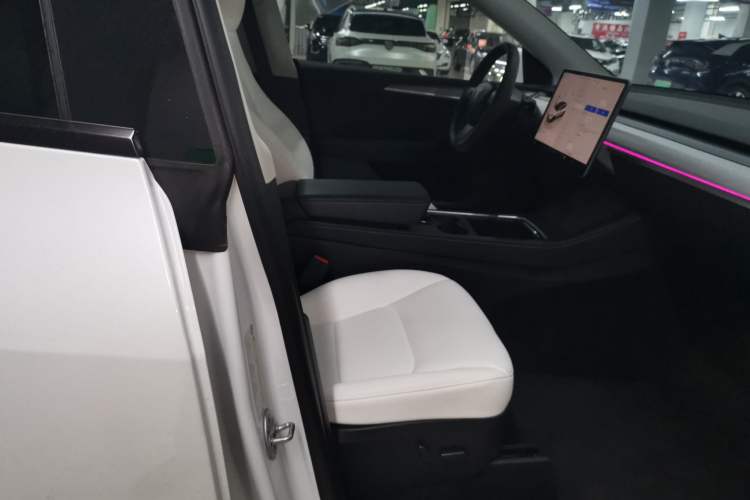 Used Tesla Model Y 2023 Long-Range All-Wheel-Drive Version Right Front Seat