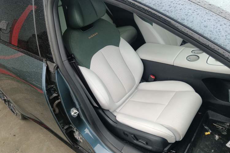 Used Nissan N7 2025 625 Max Right Front Seat