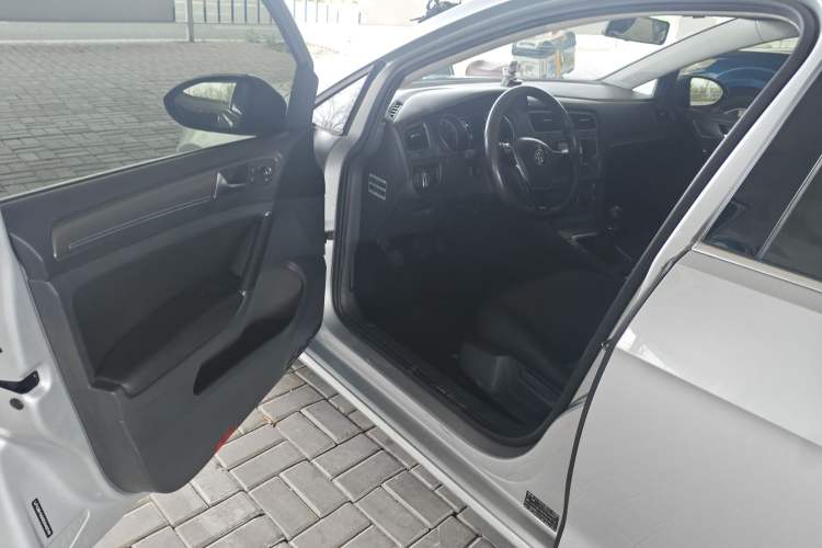 Used Volkswagen Golf 2014 1.4 TSI Manual Comfort Model Driver Seat