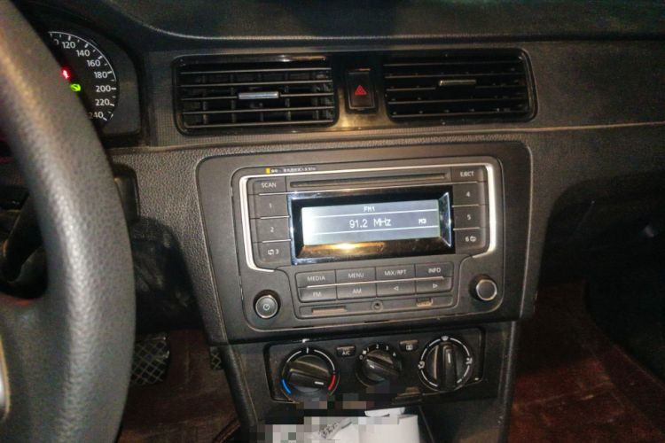 Used Volkswagen Santana 2013 1.6L Automatic Fashion Edition Audio And AC Panel