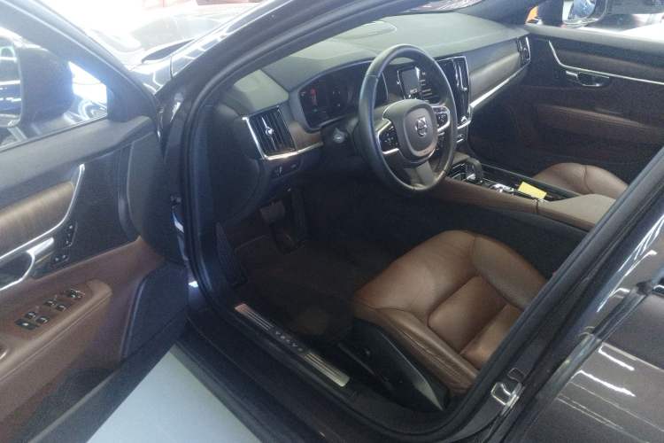 Used Volvo V90 2022 Cross Country B5 AWD Smart Range Edition