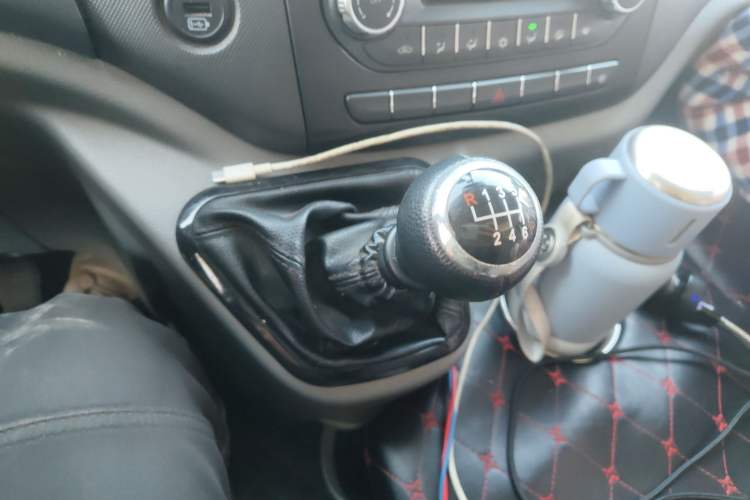 Used Foton Toano 2023 2.8T Manual Jixiang Van Extended Wheelbase Mid-Height Roof Rear Dual Tires 3-Seater
