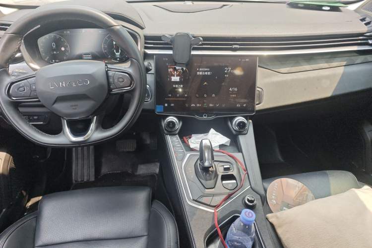 Used Lynk & Co 01 2021 2.0TD Two-Wheel-Drive Pro Trim Center Console