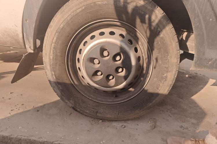 Used Iveco Daily 2021 2.5T A35 M1 Passenger Van 5-9 Seater Short Wheelbase Mid-Roof Design Single Tire Manual Doors Right Front Wheel Hub