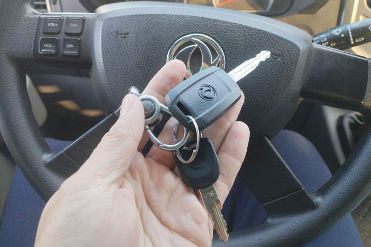 Used Dongfeng Yufeng Yufeng 2020 2.3T Economy Standard Edition Logistics Vehicle Short Wheelbase Mid-Roof Design 5-9 Seats WP2.3