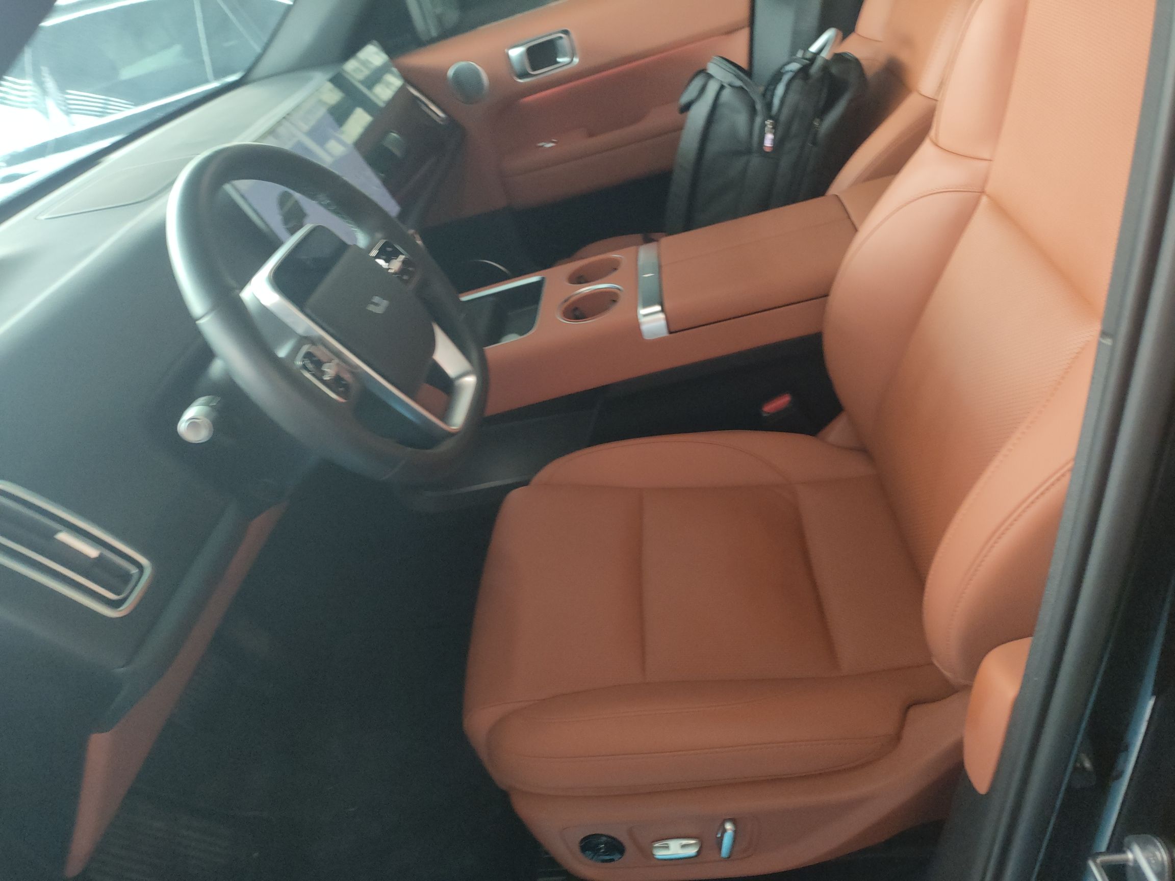 المقاعد الأمامية داخل السيارة