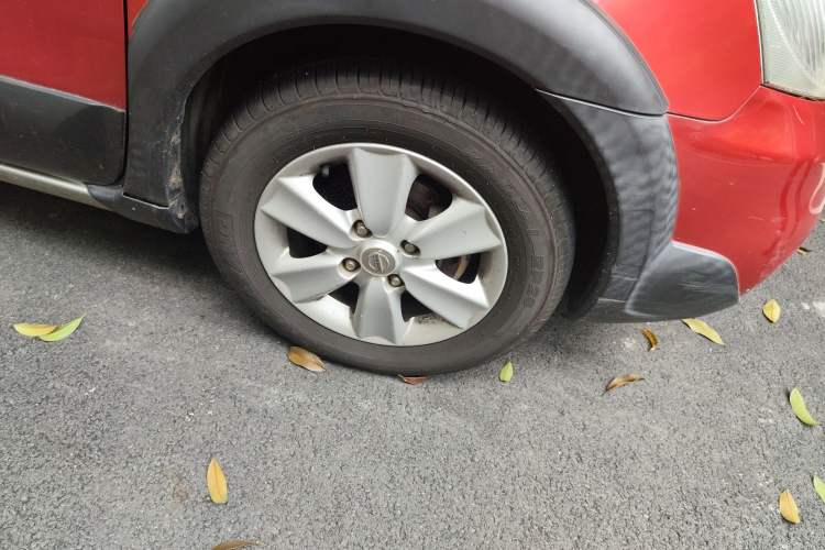 Used Nissan Livina 2010 JINRUI Edition 1.6L Automatic Standard Model Right Front Wheel Hub