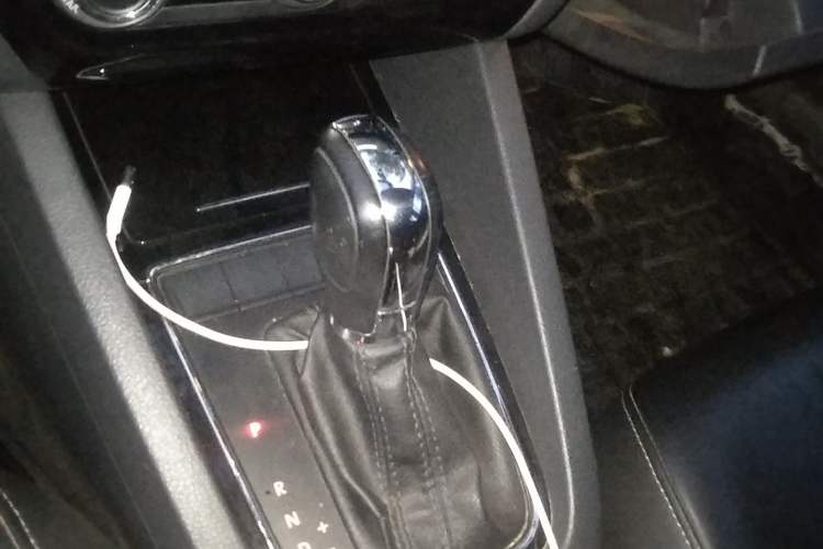 Used Volkswagen Sagitar 2015 1.6L Automatic Comfort Model Gear Lever