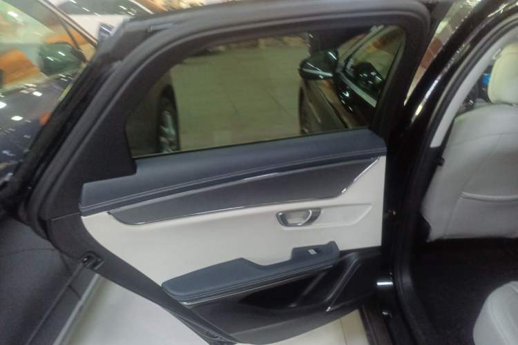 Used BYD e9 2021 Business Edition
