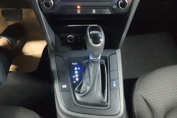 Used Hyundai Elantra (6th Generation / Lingdong) 2018 1.4T Dual-Clutch Xuan Dong · Dynamic Edition Gear Lever