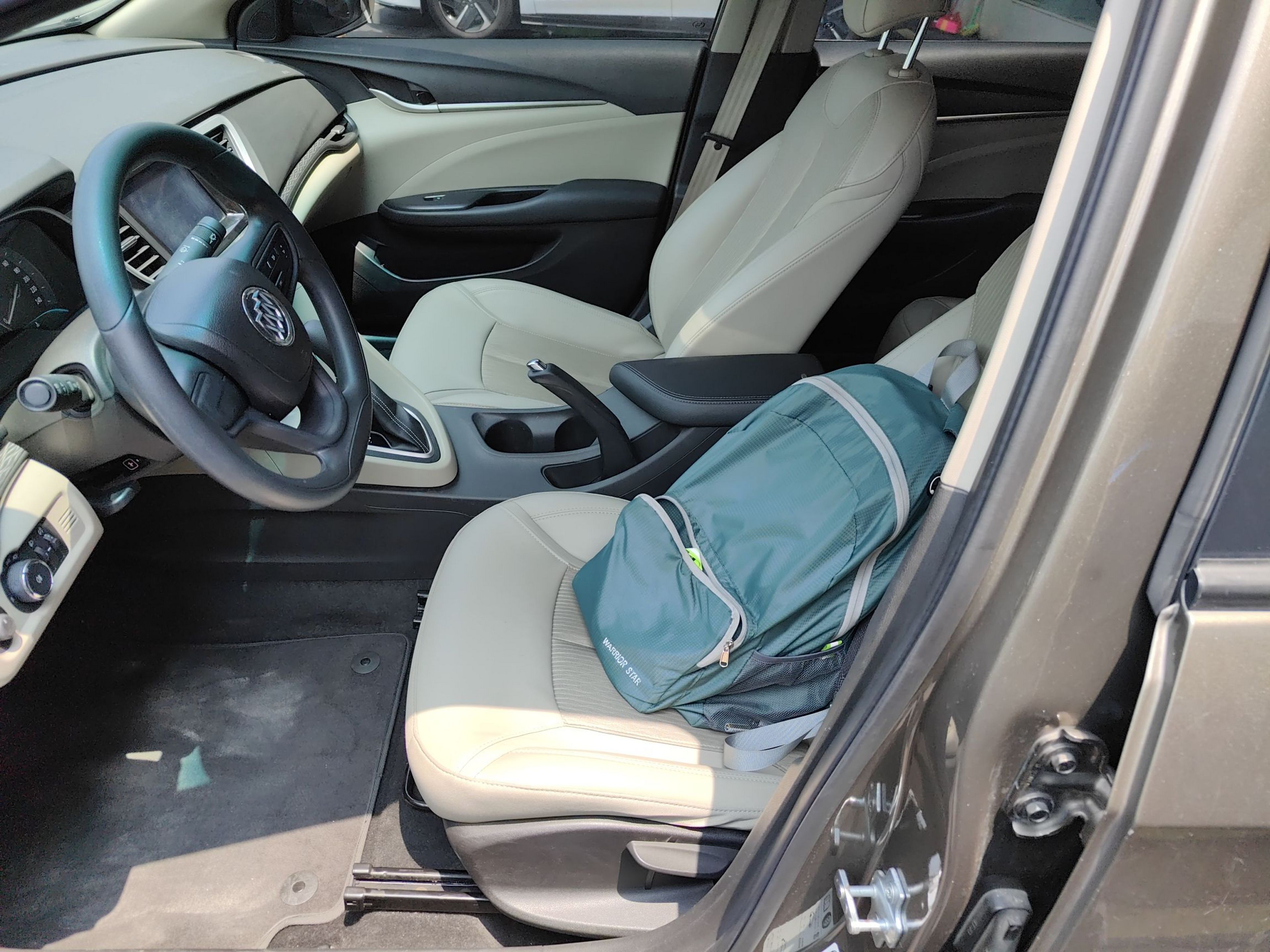 Переднее сиденье в автомобиле