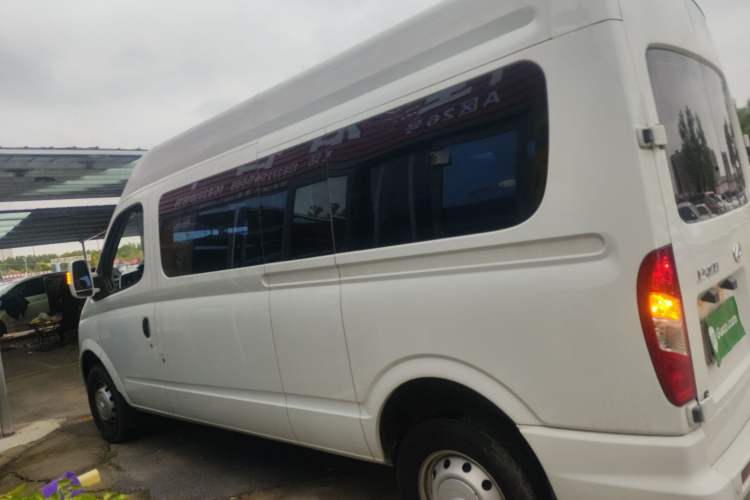 Used SAIC MAXUS Xintu V80 2023 2.0T AMT Classic Aoyuntong Power Version Long Wheelbase Mid-Roof Design 6/7/8/9-Seater