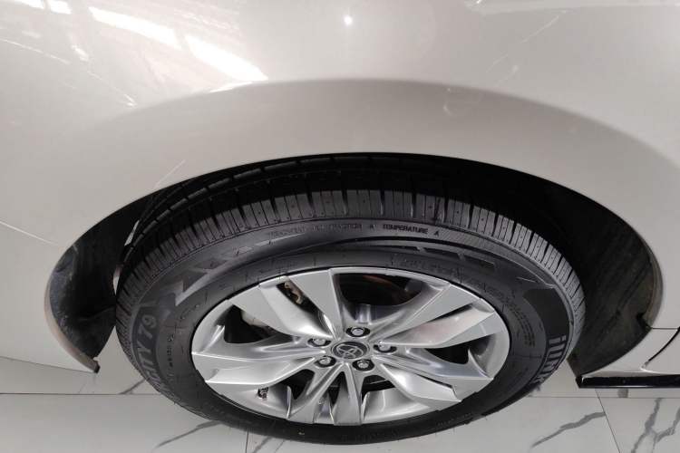 Used Toyota SIENNA 2021 2.5L Hybrid Platinum Edition Right Rear Wheel Hub