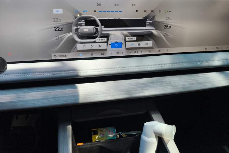 Used Geely Galaxy E8 2024 665 km Range Rear-Drive Starship Long-Range Version Audio And AC Panel