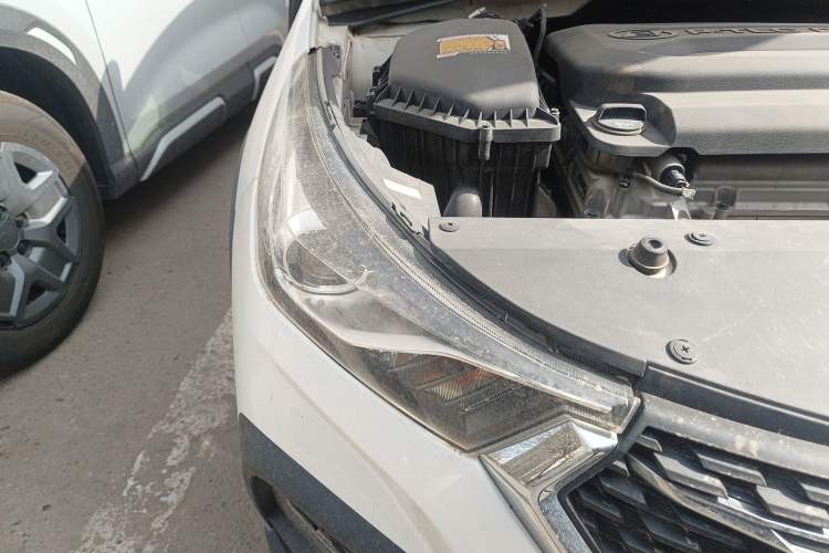 Used Baojun 310W 2018 1.5L Automatic Luxury Version China V Right Front Headlight