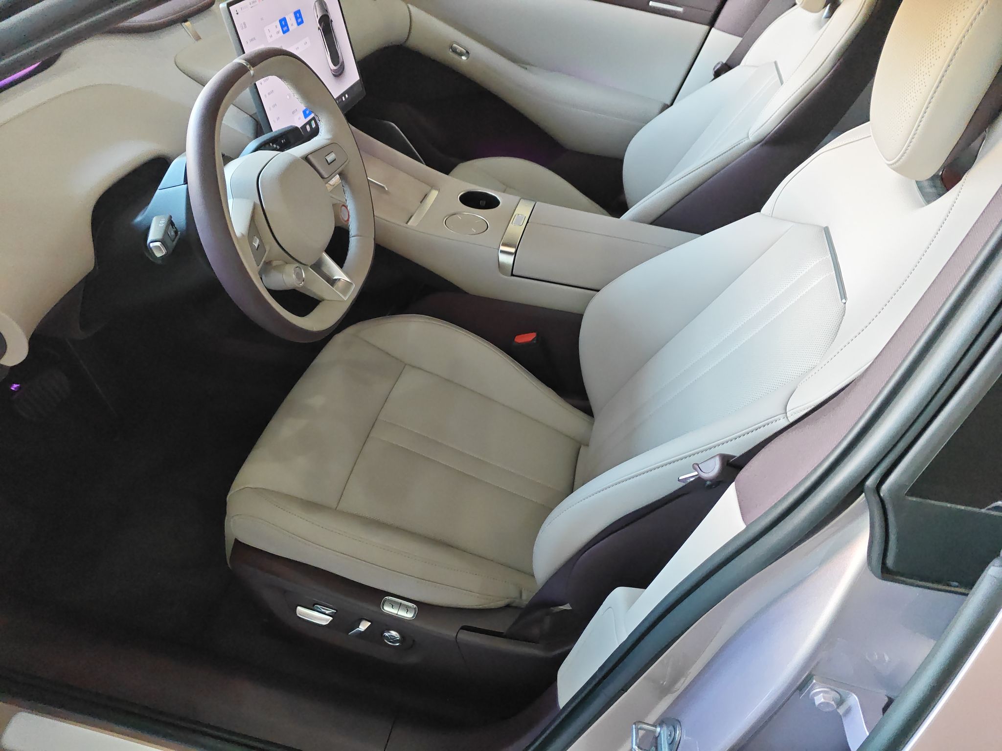 Переднее сиденье в автомобиле