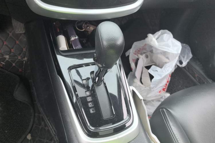 Used Nissan Tiida 2020 1.6L CVT Cool Edition Gear Lever