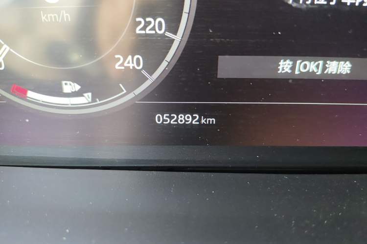 Used Land Rover Discovery 2020 2.0T SE Odometer Close Up