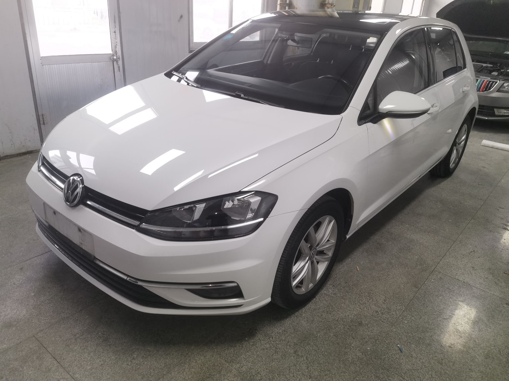 Под передней частью автомобиля