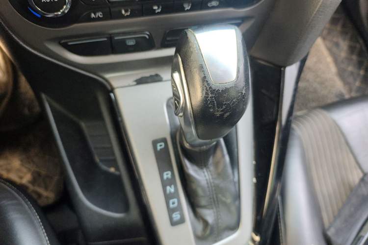 Used Ford Focus 2012 Sedan 1.6L Automatic Fashion Edition Gear Lever
