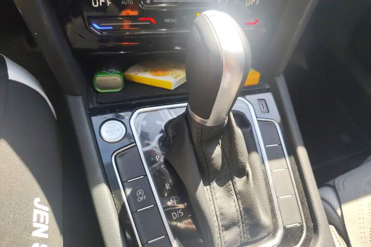 Used Volkswagen Magotan 2023 2 Million Units Commemorative Edition 330TSI DSG Luxury Version Gear Lever