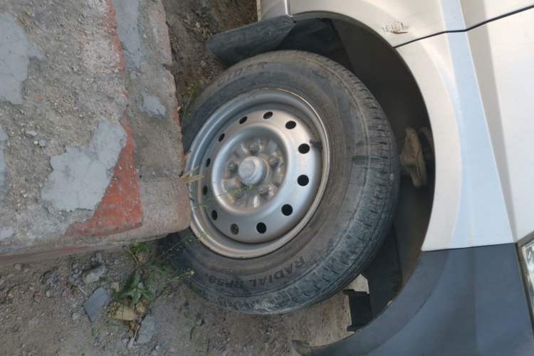 Used Wuling Zhiguang Small Truck 2016 1.2L Single-Row LSI Right Front Wheel Hub