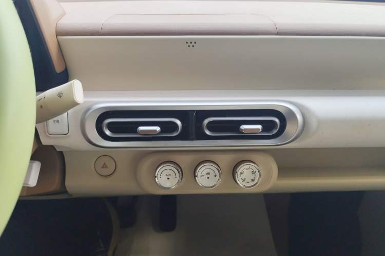 Used Wuling Hongguang MINIEV 2024 3rd Generation 215km Youth Edition Audio And AC Panel