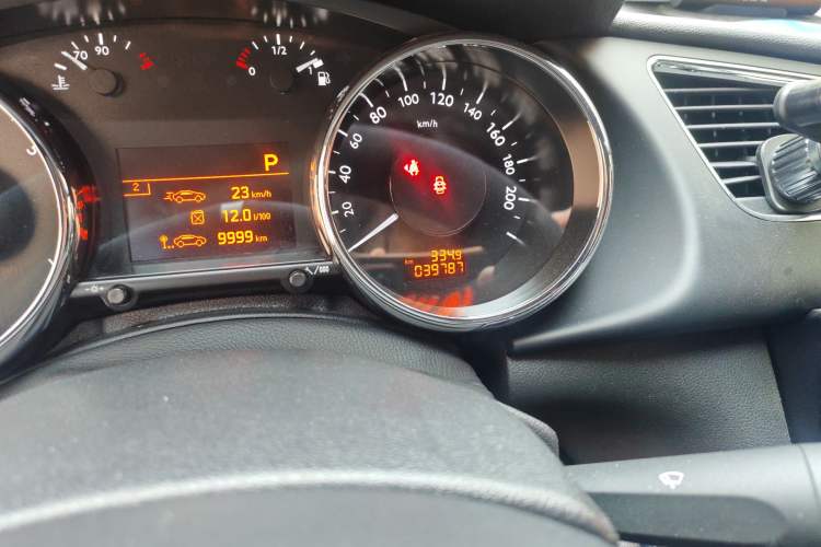 Used Peugeot 3008 2016 2.0L Automatic Classic Edition Odometer Close Up