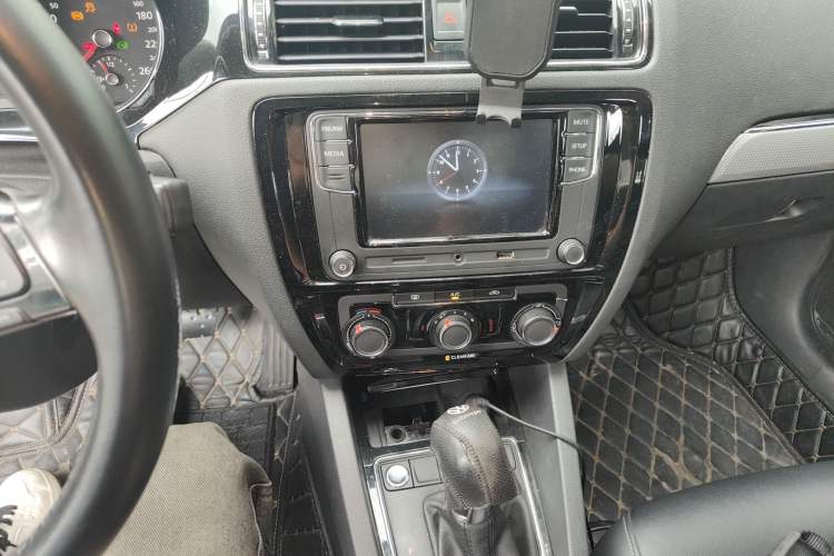 Used Volkswagen Sagitar 2017 230TSI Automatic Comfort Version Audio And AC Panel